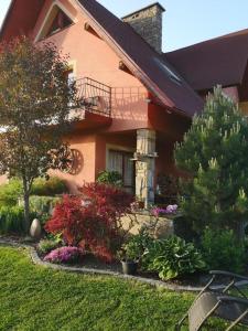 una casa con flores y plantas delante de ella en Strefa Hawrań en Jurgów