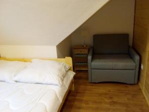 Łóżko lub łóżka w pokoju w obiekcie Domek i Apartamenty Stokrotka