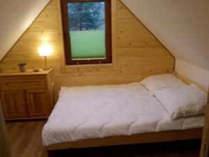 Łóżko lub łóżka w pokoju w obiekcie Domek i Apartamenty Stokrotka