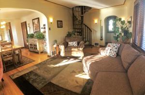 uma sala de estar com um sofá e cadeiras em 6-Bedroom Tudor in the Downtown Historic District em Salt Lake City