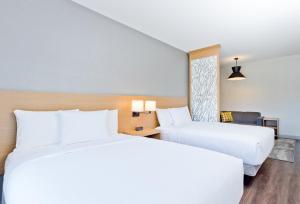 Postel nebo postele na pokoji v ubytování Hyatt Place Kelowna