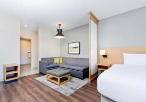 Postel nebo postele na pokoji v ubytování Hyatt Place Kelowna