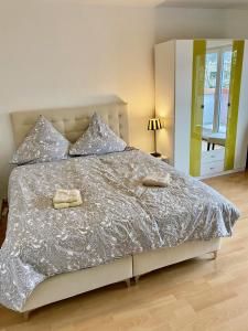 - une chambre avec un lit et 2 serviettes dans l'établissement Zentrales WG-Zimmer 1 Ravensburg, Balkon, Kamin, à Ravensbourg