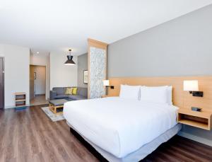 Postel nebo postele na pokoji v ubytování Hyatt Place Kelowna