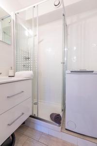 La salle de bains est pourvue d'une douche avec une porte en verre. dans l'établissement Appartement Cham-Vue, à Chamonix-Mont-Blanc