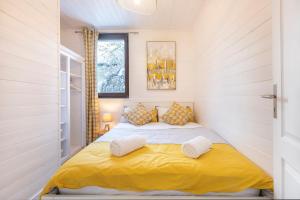 - une petite chambre avec un lit jaune dans l'établissement Appartement Cham-Vue, à Chamonix-Mont-Blanc