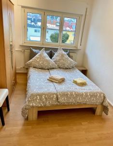 um quarto com uma cama com duas toalhas em Gemütliches WG-Zimmer 2, zentral in Ravensburg em Ravensburg