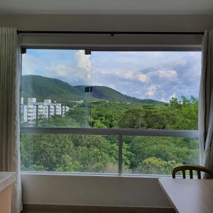 ein Fenster mit Blick auf eine Stadt in der Unterkunft Park Veredas com acesso ao rio no fundo in Rio Quente