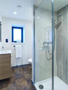 bagno con doccia in vetro e servizi igienici di Monkstadt No 5 - MacQueen Cottage a Portree