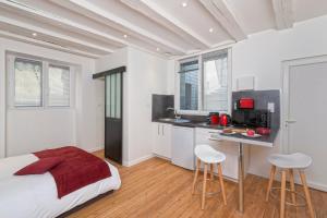 Schlafzimmer mit einem Bett, einem Tisch und Stühlen in der Unterkunft Hypercentre Calme et Cosy, Impasse Saint Julien, 2eme étage in Angers