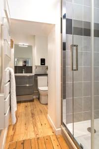 La salle de bains est pourvue d'une douche et de toilettes. dans l'établissement Hypercentre Calme et Cosy, Impasse Saint Julien, 2eme étage, à Angers