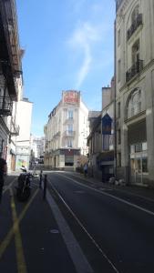 eine leere Stadtstraße mit Gebäuden und einem Motorrad in der Unterkunft Hypercentre Calme et Cosy, Impasse Saint Julien, 2eme étage in Angers