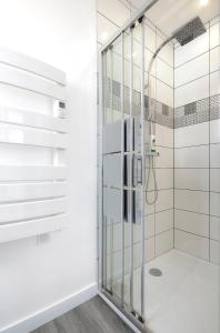 アンジェにあるHyper Centre Rue Valdemaineの白い壁のバスルーム(ガラス張りのシャワー付)