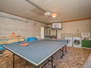 Table tennis facilities sa Surf Stay - Whitianga Holiday Home o sa malapit