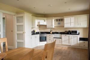 Virtuvė arba virtuvėlė apgyvendinimo įstaigoje Lodge at Lough Erne