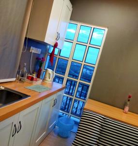 Kuchyň nebo kuchyňský kout v ubytování Kampar Champs Elysees, King Bed Studio unit 12A21