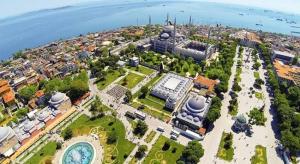 vista aerea di una città con un edificio di elisa apart 3 a Istanbul