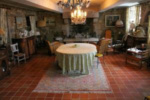 una sala da pranzo con tavolo e sedie di Le Clos du Prince a Quintin