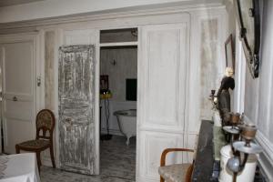una camera con porta che si apre su un bagno con vasca di Le Clos du Prince a Quintin