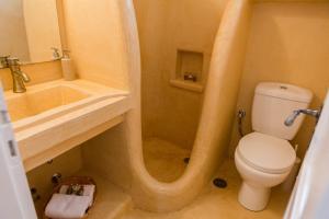 a bathroom with a toilet and a shower and a sink at Arpistis apartments koufonisia in Koufonisia