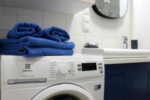克里尼查謨爾斯卡的住宿－Apartament Morski，洗衣机的顶部配有蓝色毛巾