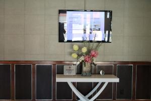 TV a/nebo společenská místnost v ubytování Nomad Hotel & Suites