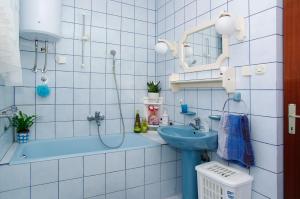 Et badeværelse på Apartments Julija + 35 billeder