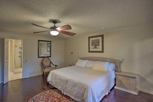 Ένα ή περισσότερα κρεβάτια σε δωμάτιο στο Pool Table, Patio and Grill Idyllic McKinney Home +16 φωτογραφίες