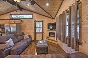 Updated Cabin with Fire Pit 2 Mi to UTV and Hike 휴식 공간