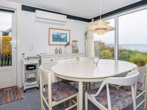 een eetkamer met een witte tafel en stoelen bij 6 person holiday home in B rkop in Børkop