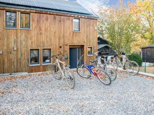 - un groupe de vélos garés devant une maison dans l'établissement Countryside Holiday Home in Durbuy with Terrace, à Durbuy