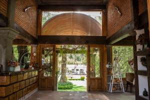 テポツォトゥランにあるFinca Mexicanaの庭に面した大きなガラスドア付きのオープンキッチン