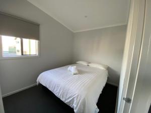 
A bed or beds in a room at Warrnambool Holiday Village
