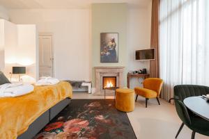 a living room filled with furniture and a fire place at Bossche Suites Stationsweg in Den Bosch