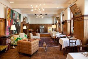 salon z kanapą i psem w obiekcie Hotel Schwalbe w Wiedniu