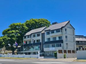 un edificio con dos banderas delante en Tui Oaks Motel, en Taupo