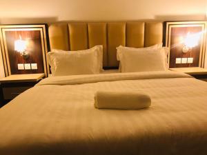 Tempat tidur dalam kamar di أجنحة أكاسيا الفندقية - الستين مع قريش