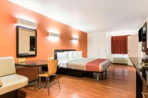 En eller flere senge i et værelse på Motel 6 Wilkes Barre Arena