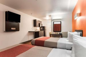 Motel 6 Wilkes Barre Arena tesisinde bir odada yatak veya yataklar