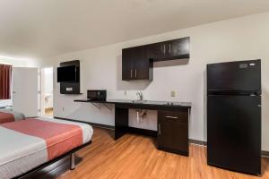 Kuchyň nebo kuchyňský kout v ubytování Motel 6 Wilkes Barre Arena