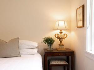
A bed or beds in a room at Canary Cottage - fresh, clean, simple & comfortable
