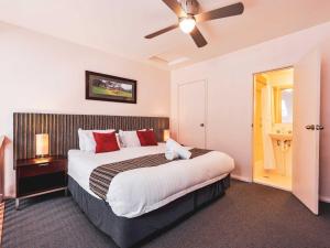 a bedroom with a large bed and a ceiling fan at Lantern 1 Bedroom Loft with car space and Majestic View in Thredbo