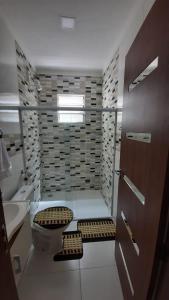 Bathroom sa Apartamento mobiliado no centro de paulo afonso