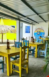 een restaurant met tafels en stoelen en een muurschildering bij NICO'S BEACH PANAMA in Playa Blanca