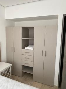 a bedroom with white cabinets and a bed at Apartamento Le Club Acapulco in Acapulco