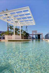uma piscina de água em frente a um edifício em Apartamento Le Club Acapulco em Acapulco