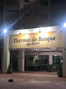 budynek z tabliczką, która czyta "boscue" w obiekcie Thermas do Bosque - Apt 311 w mieście Caldas Novas