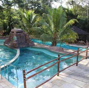 een zwembad met een glijbaan in een resort bij Thermas do Bosque - Apt 311 in Caldas Novas