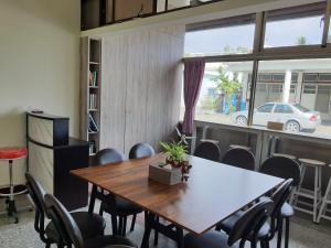 a dining room with a table and chairs at Blakfoot B&B in Taitung City