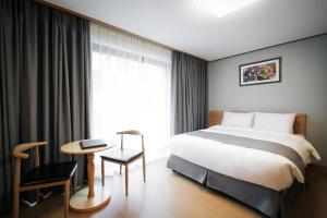 The N Resort Hotel&Spa YangYang客房内的一张或多张床位